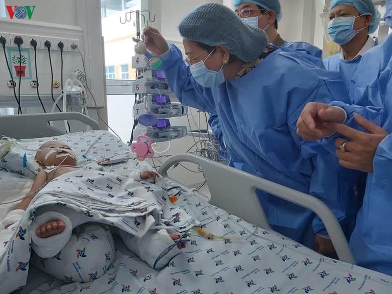 Phó Chủ tịch nước gây chú ý với bé Diệu Nhi.