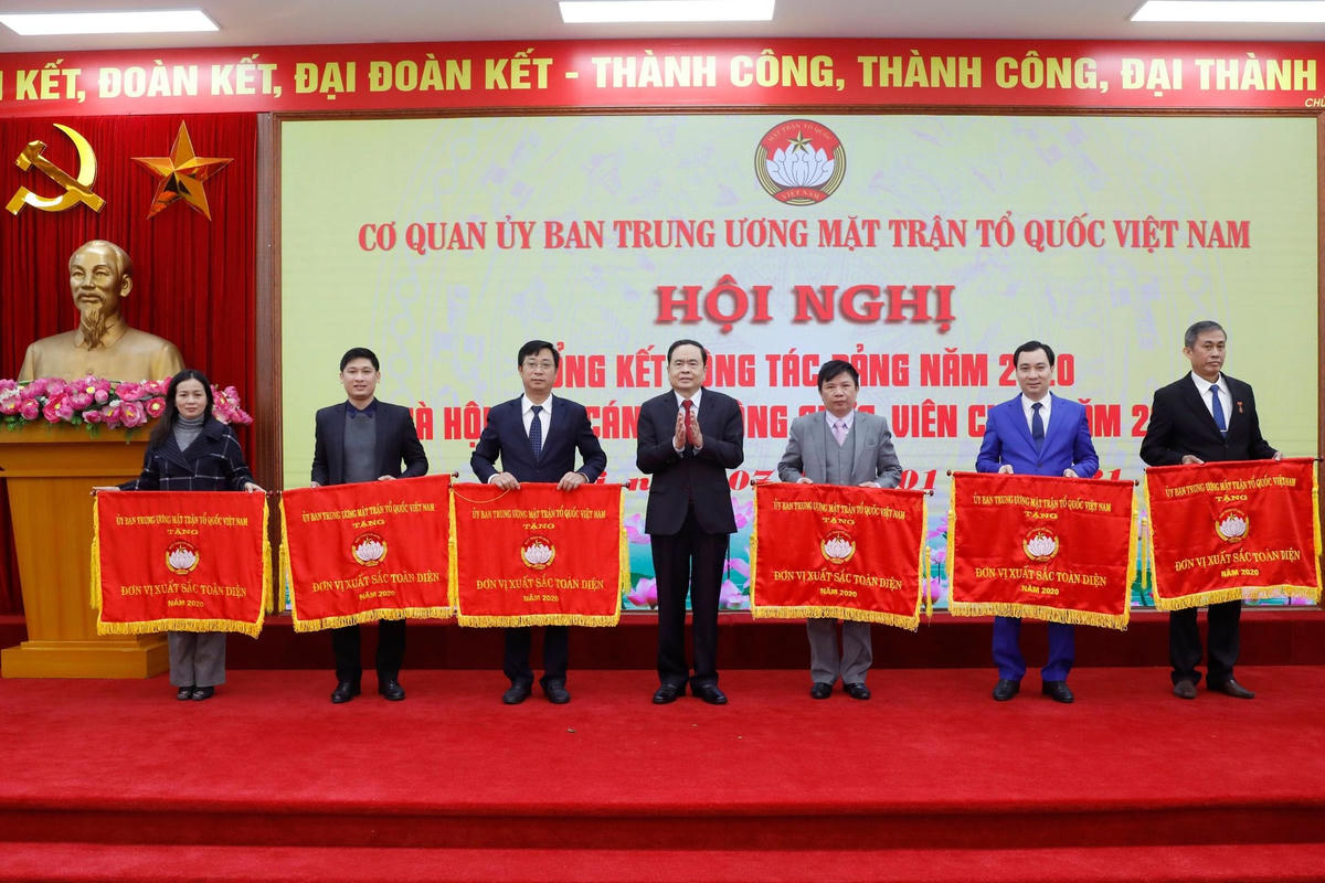 Chủ tịch Trần Thanh Mẫn trao Cờ thi đua Xuất sắc toàn diện cho các ban, đơn vị.