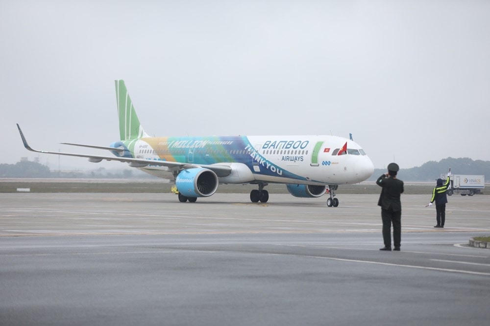 Đúng 9h35 ngày 10/2/2022, chuyên cơ của hãng hàng không Bamboo Airways chở Đội tuyển bóng đá nữ Việt Nam từ Ấn Độ về nước đã hạ cánh xuống sân bay quốc tế Nội Bài (Hà Nội), khép lại hành trình vinh quang giành vé dự World Cup nữ 2023. (Ảnh: TTXVN).