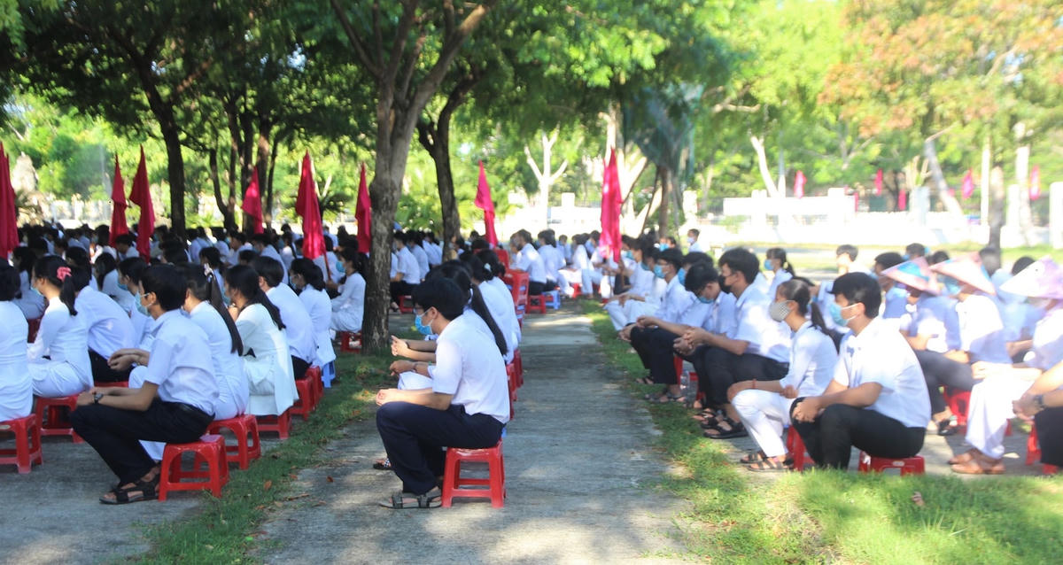 Các em học sinh dự khai giảng năm học mới.