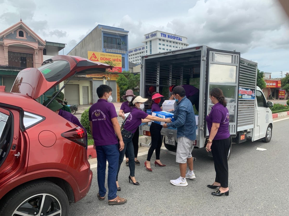 Các đoàn thiện nguyện hỗ trợ tuyến đầu chống dịch.