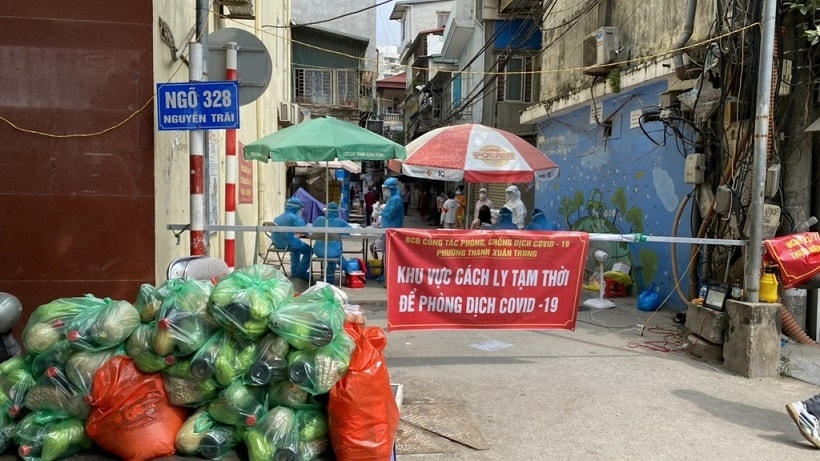 Tiếp tế thực phẩm cho người dân ngõ 328 Nguyễn Trãi (phường Thanh Xuân Trung, quận Thanh Xuân). Nguồn: TN.