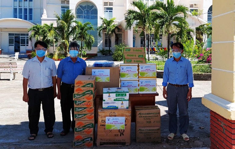 Trường THPT chuyên Lương Văn Chánh tặng quà cho Trung tâm Y tế huyện Phú Hòa (Phú Yên).