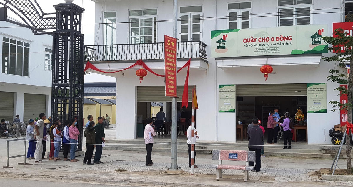 Ngay từ sáng sớm, người dân huyện Thọ Xuân đã xếp hàng trật tự, chờ đến phiên mình được vào mua hàng tại “Quầy hàng 0 đồng”.