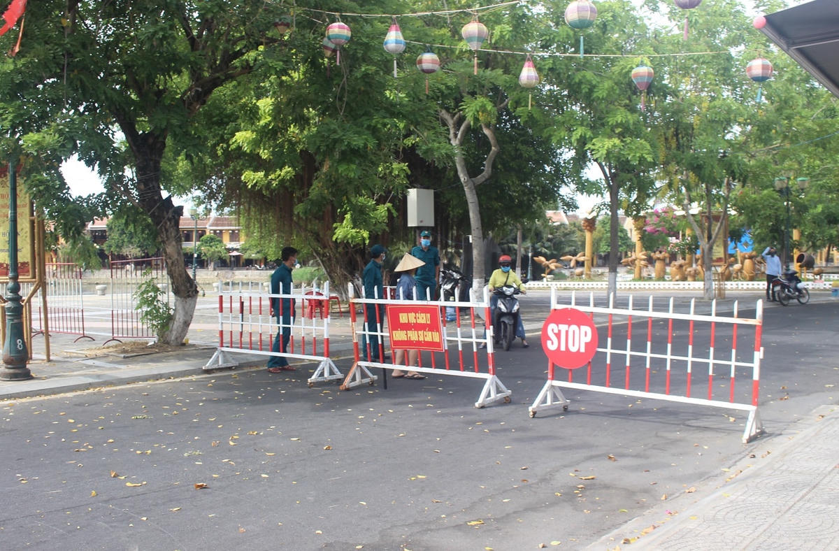 Lực chức năng phong tỏa một khu phố cổ Hội An.