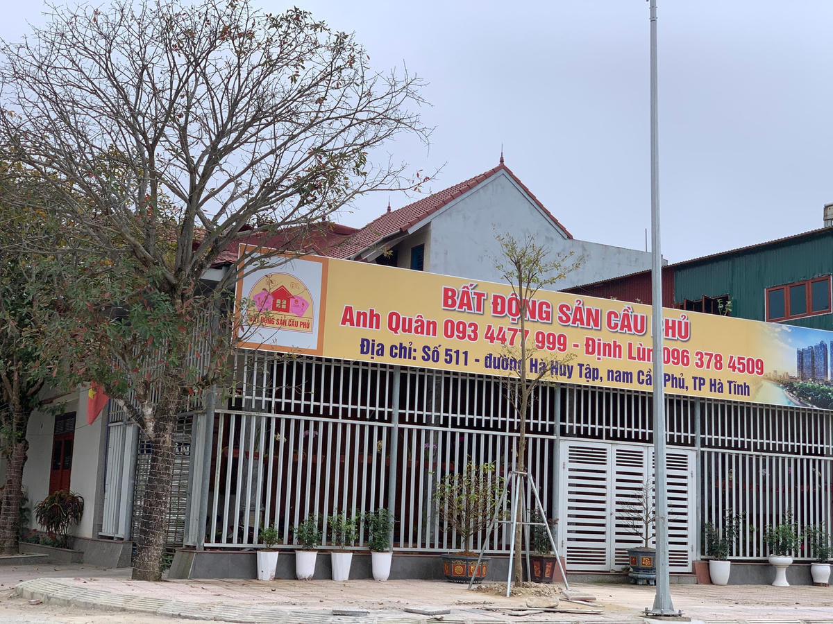 Tọa lạc ở con đường rộng thênh thang vừa mới xây dựng là Công ty bất động sản Cầu Phủ. Chủ doanh nghiệp đem hoạt động mua bán đất đai về tận nhà để giao dịch.