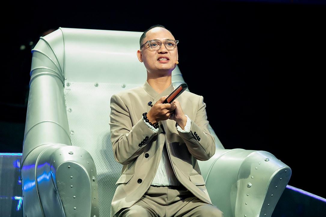 Master Nguyễn Hải Phong khá hài lòng về màn trình diễn của các chiến binh đội mình nhưng cũng không ngại đưa ra những góp ý khắt khe khi họ làm chưa tốt.