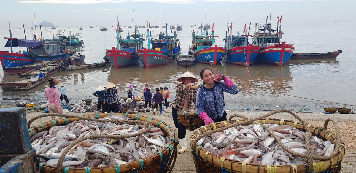Những người phụ nữ làng biển Diêm Phố.