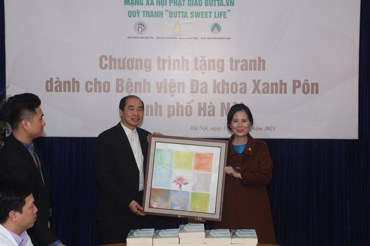 Họa sỹ KIm Đức tặng tranh cho Bệnh viện Đa khoa Xanh Pôn.