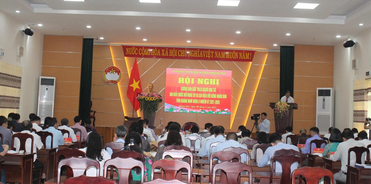 Quang cảnh hội nghị hướng dẫn giới thiệu người ứng cử ĐBQH, HĐND tỉnh.