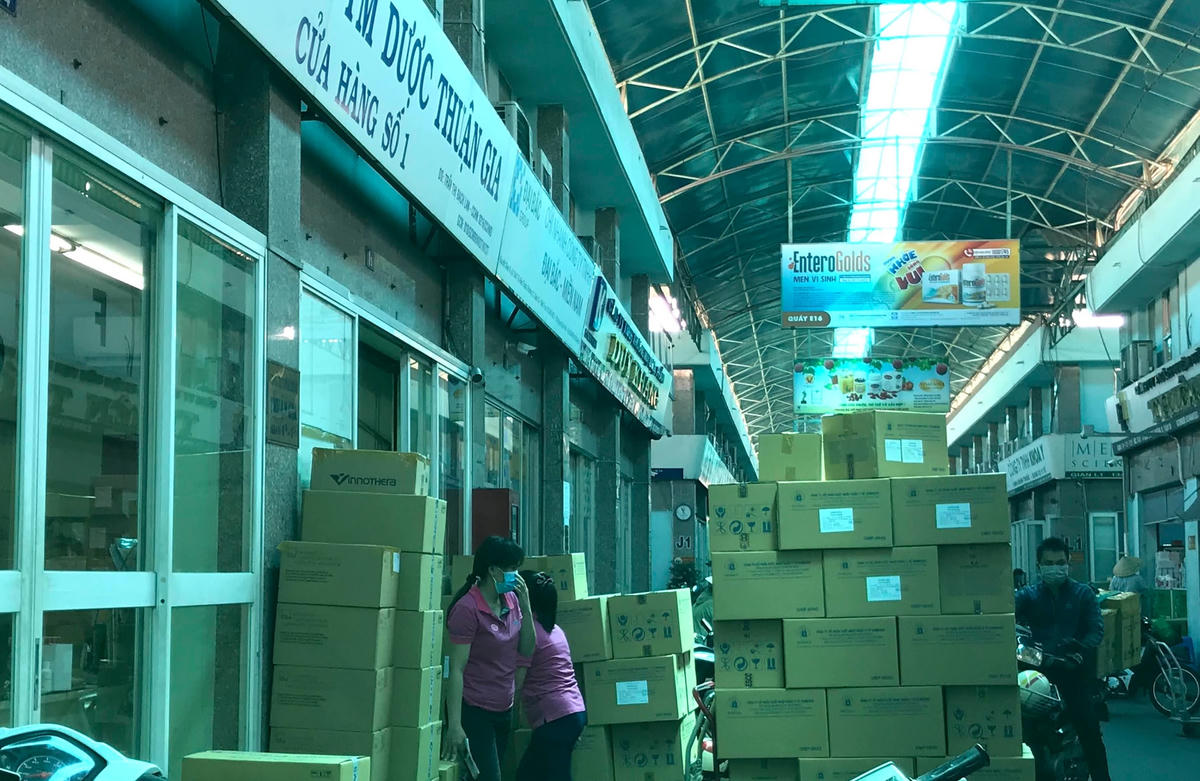 Khẩu trang chất cao ở chợ.