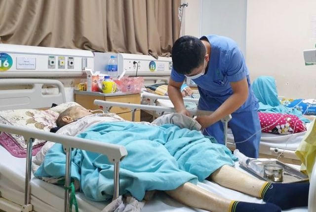 Bác sĩ thăm khám cho bệnh nhân điều trị tại BV Lão khoa Trung ương.