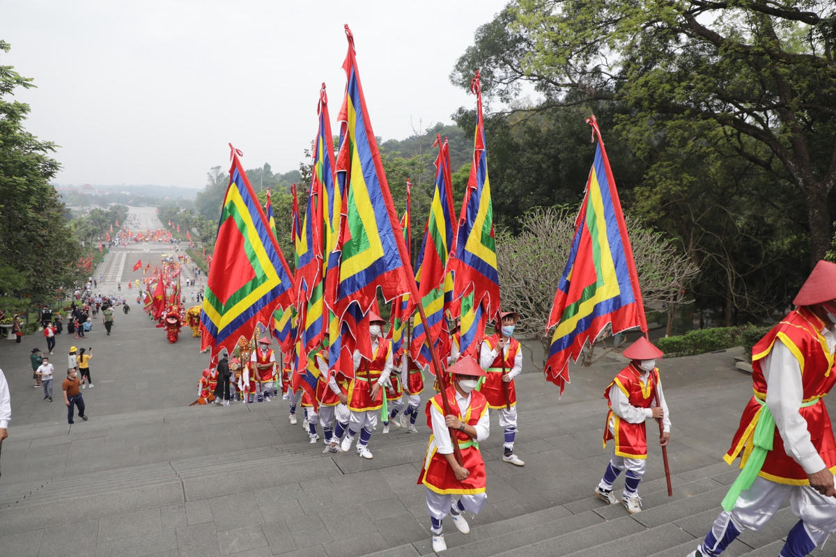 Rực rỡ sắc màu cờ hội.