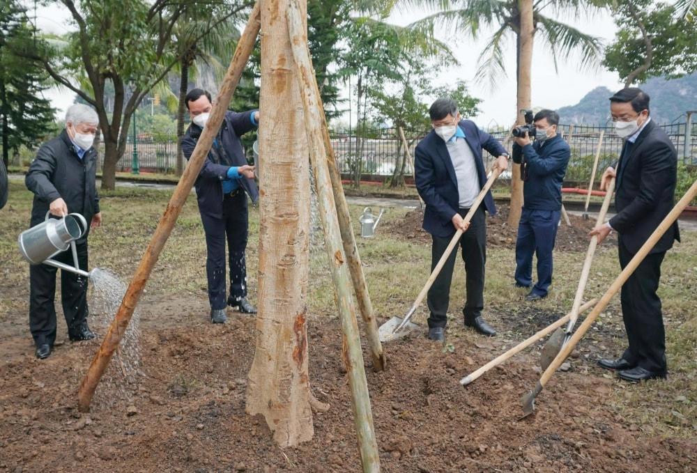 Chủ tịch UBTƯ MTTQ Việt Nam Đỗ Văn Chiến, Chủ tịch Tổng LĐLĐ Việt Nam Nguyễn Đình Khang và Bí thư Tỉnh ủy Quảng Ninh Nguyễn Xuân Ký trồng cây lưu niệm tại khuôn viên Công ty cổ phần Than Cao Sơn.