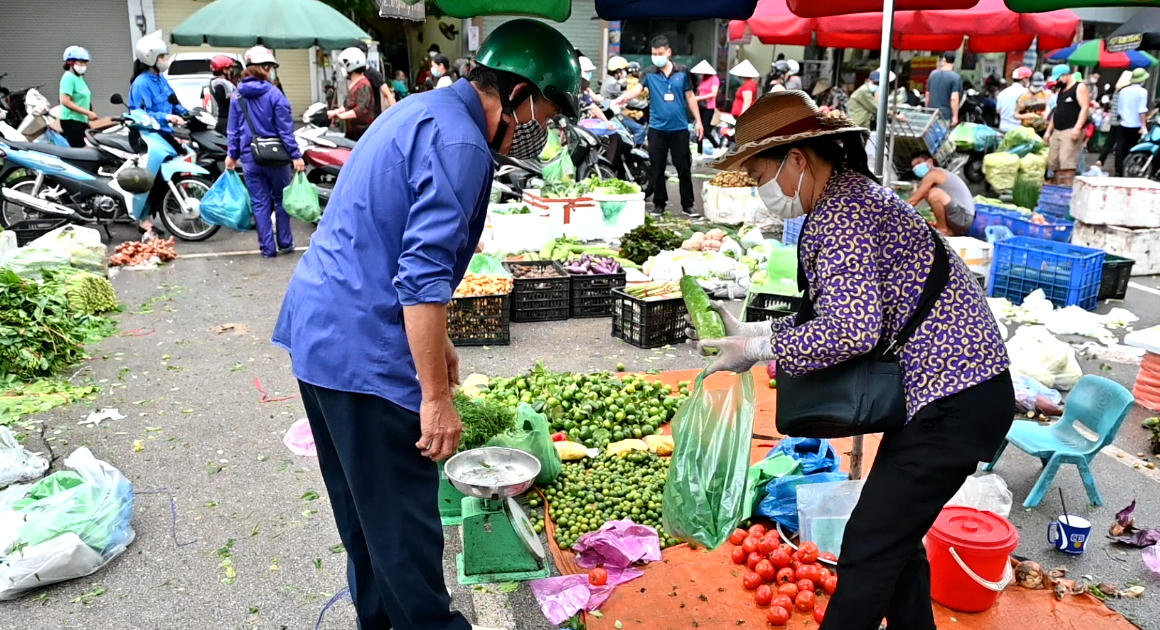 Không chỉ các chị em phụ nữ, cánh mày râu cũng bỏ công đi chợ từ sáng sớm