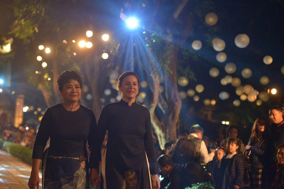 NSƯT Thanh Tú cùng Phu nhân đại sứ Pháp cười rạng rỡ sải bước cùng chiếc áo dài Việt Nam, với các họa tiết toát lên vẻ đẹp văn hóa của quốc gia mình. Ảnh: Quang Vinh.