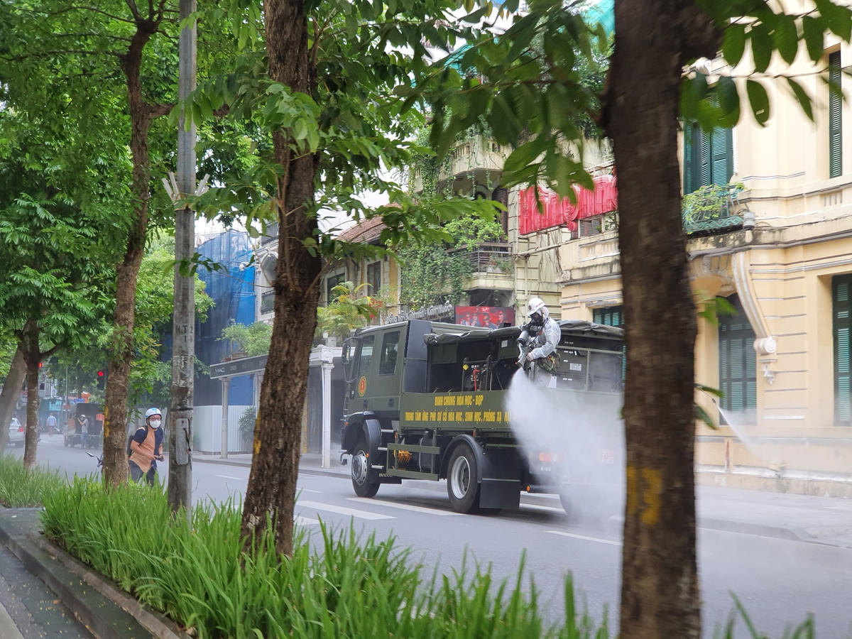 Bộ Tư lệnh Thủ đô và Binh chủng Hoá học sẽ tổ chức phun khử khuẩn trên địa bàn 10 phường phố cổ, 2 phường ngoài đê, tuyến phố Lý Thường Kiệt, Hai Bà Trưng, Trần Hưng Đạo và xung quanh Hồ Hoàn Kiếm.