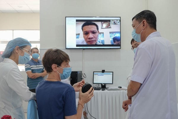 Các bác sĩ khám chữa bệnh từ xa cho bệnh nhân.
