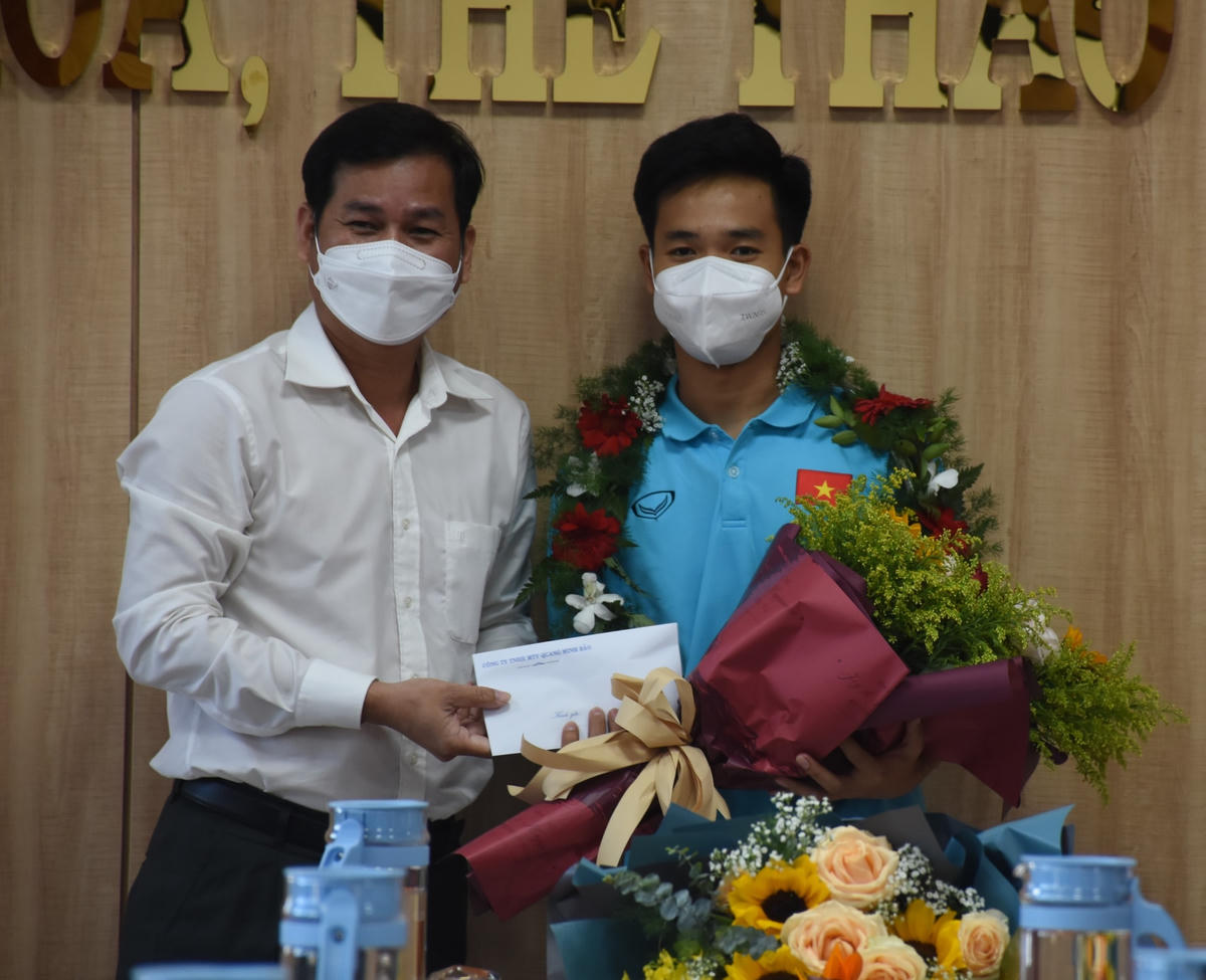 Công ty TNHH MTV Quang Minh Bảo đã trao tặng cho em Quý 20 triệu đồng.