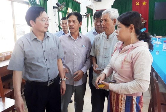 Lãnh đạo tỉnh Bình Định thăm hỏi, động viên gia đình các ngư dân mất tích.