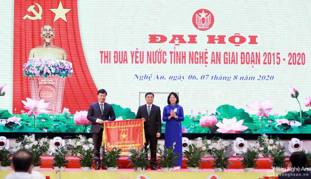 Bà Đặng Thị Ngọc Thịnh, Phó Chủ tịch nước trao tặng Cờ Thi đua của Chính phủ cho tỉnh Nghệ An vì đã hoàn thành xuất sắc nhiệm vụ, dẫn đầu phong trào thi đua toàn quốc năm 2019.