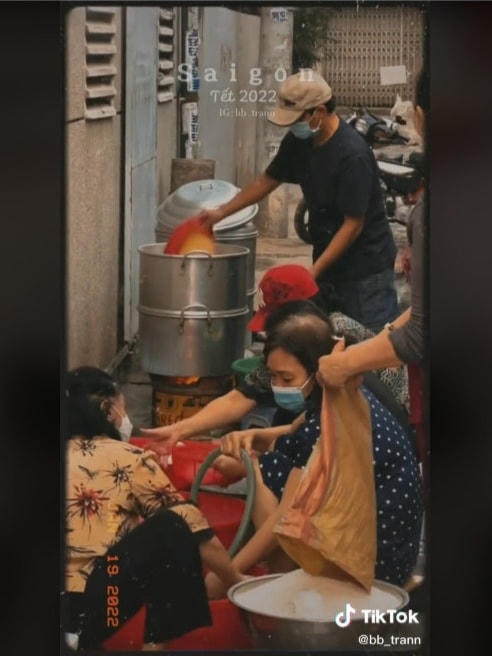 Người dân trong con hẻm nhỏ tất bật rửa lá dong chuẩn bị gói bánh. Ảnh: CMH. 