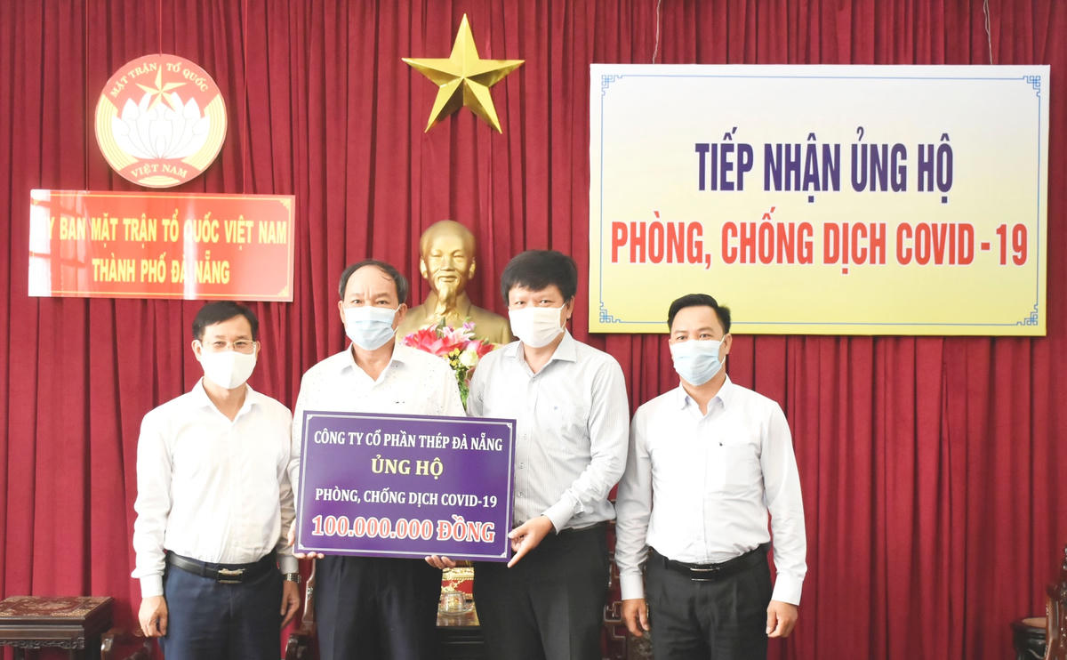 Ông Dương Đình Liễu Phó Chủ tịch Ủy ban MTTQ Việt Nam TP Đà Nẵng (thứ 2 từ trái sang), tiếp nhận 100 triệu đồng từ Công ty CP thép Đà Nẵng. Ảnh Thanh Tùng