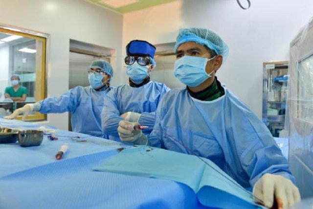 TS.BS Trần Chí Cường (ngoài cùng bên phải) khuyến cáo cộng đồng không nên lạm dụng rượu bia để tránh hậu quả khôn lường.  
