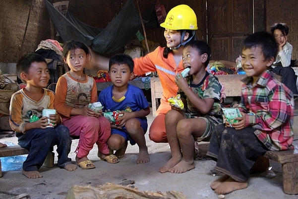 Niềm vui trẻ thơ ngày có điện.