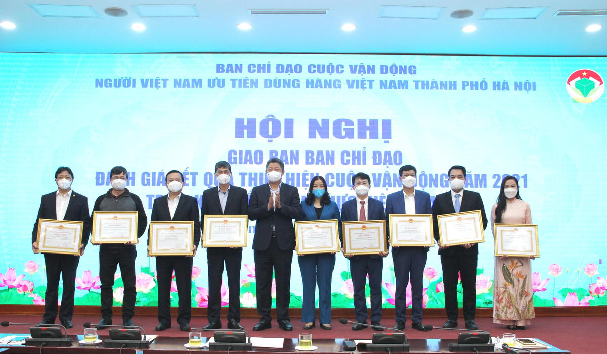 Các tập thể và cá nhân vinh dự được nhận bằng khen của UBND thành phố vì có thành tích xuất sắc trong thực hiện CVĐ.