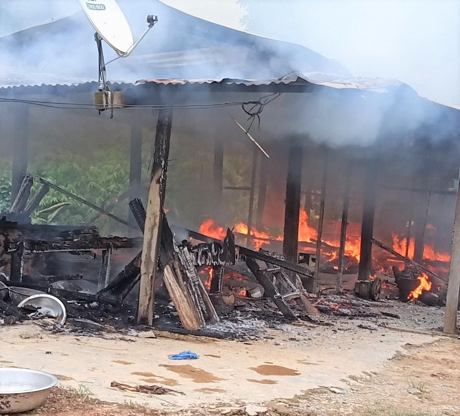 Ngôi nhà gỗ của bà Lý bị lửa thiêu rụi hoàn toàn. (Ảnh Đ. Thọ).