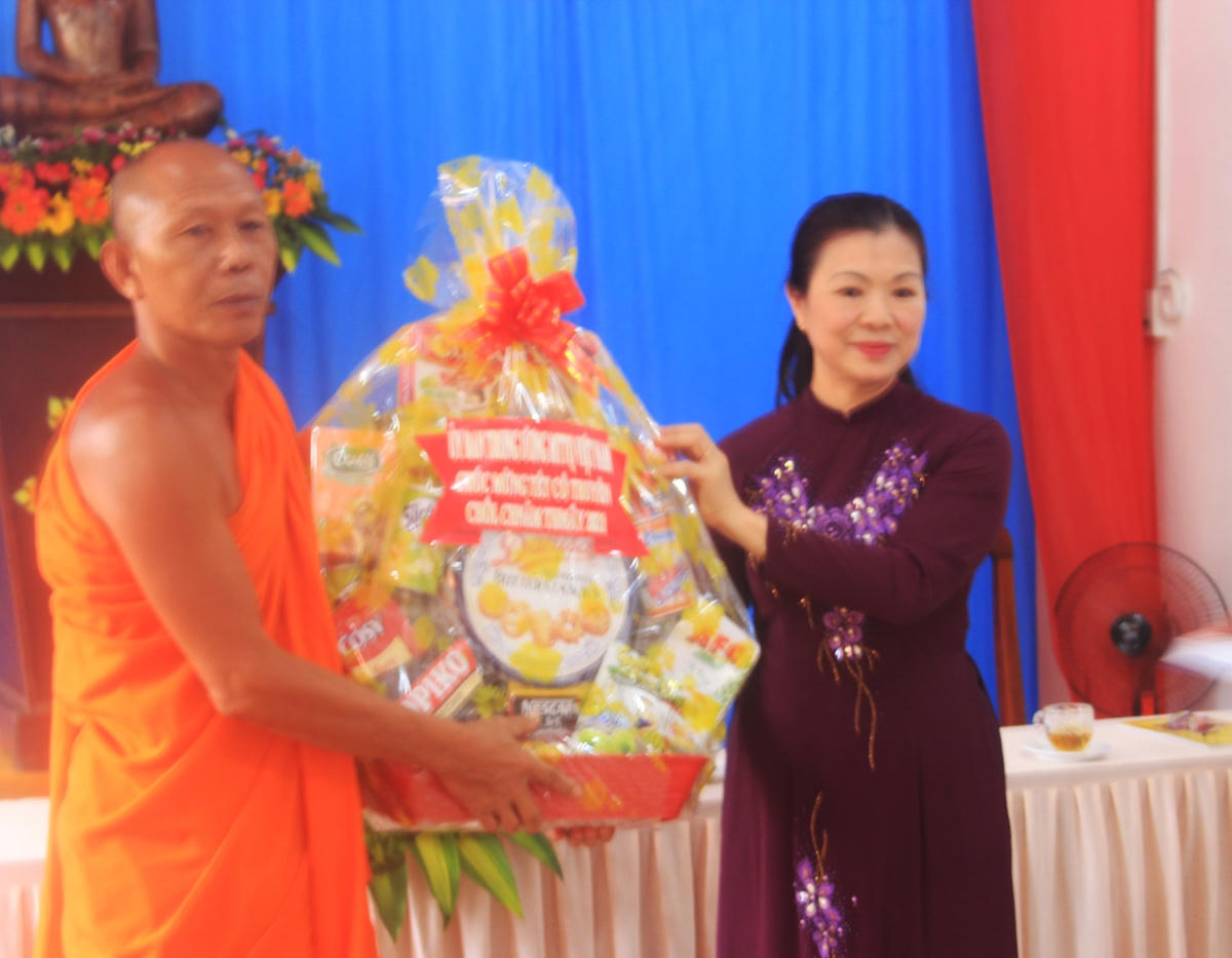 Phó Chủ tịch UBTƯ MTTQ Việt Nam Trương Thị Ngọc Ánh tặng quà chúc Tết. 