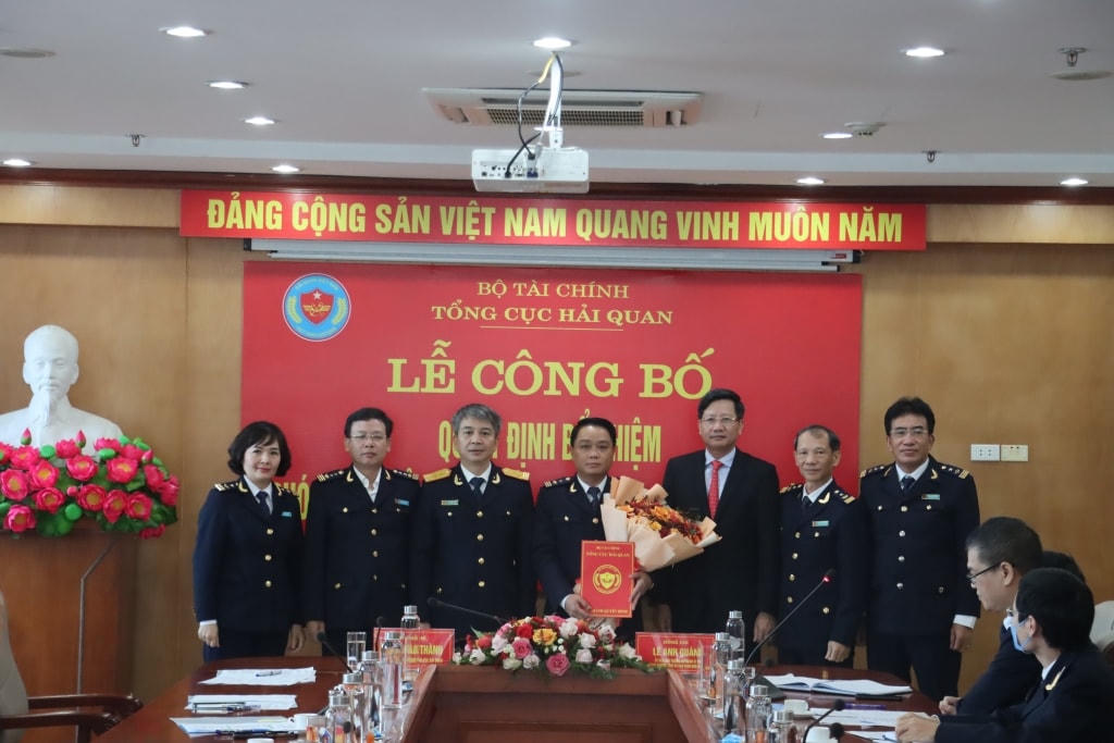 Lãnh đạo Tổng cục Hải quan, UBND TP Hải Phòng chụp ảnh lưu niệm với tập thể lãnh đạo Cục Hải quan Hải Phòng.