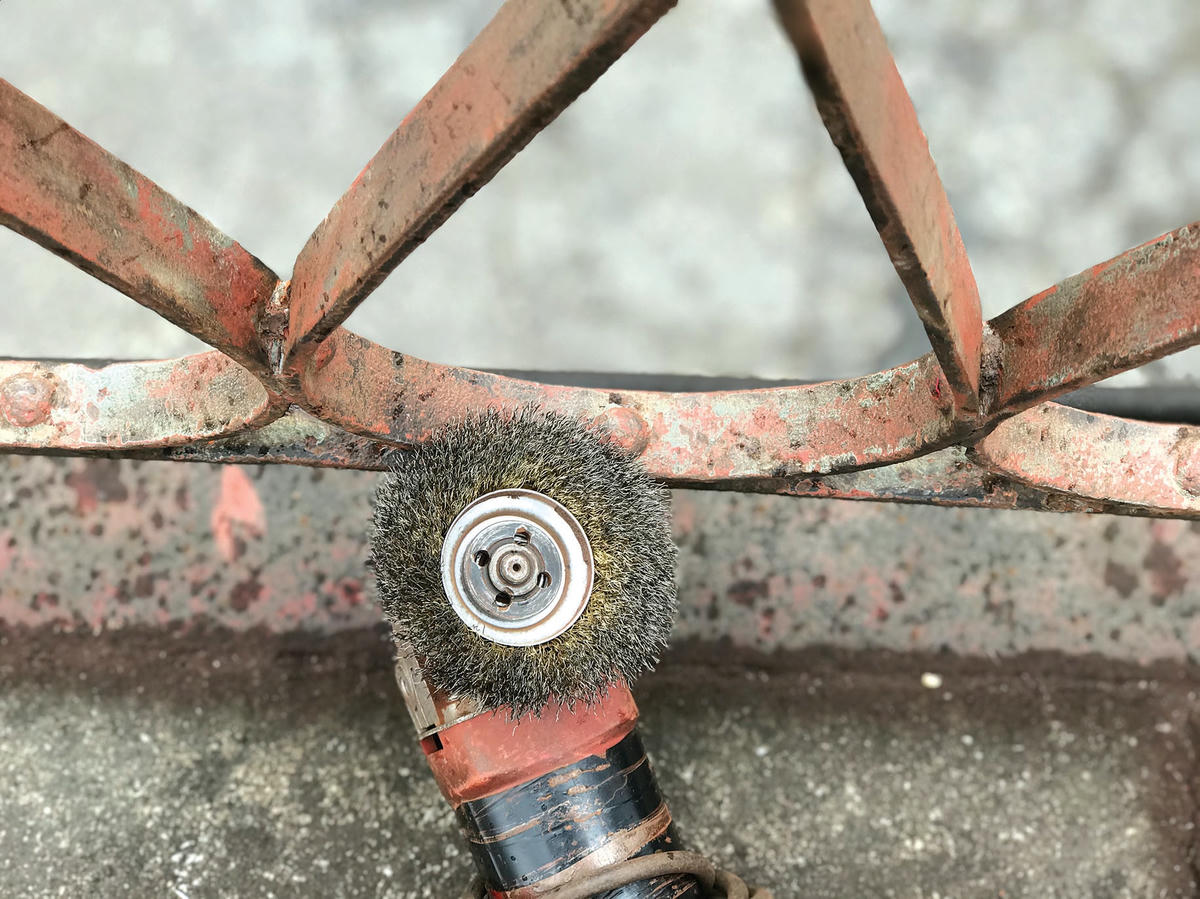 Dụng cụ chà sát, đánh gỉ.