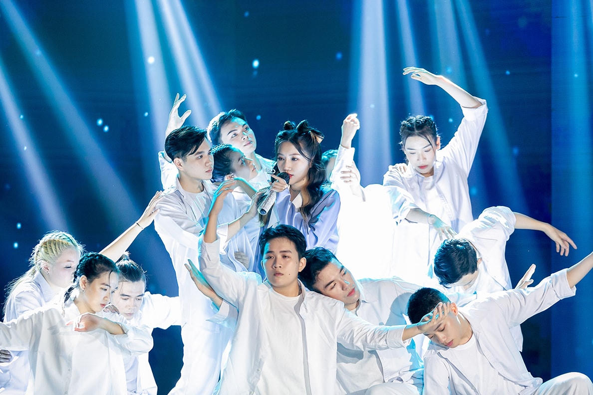 Orange mang Hit mới ra mắt lên sân khấu.