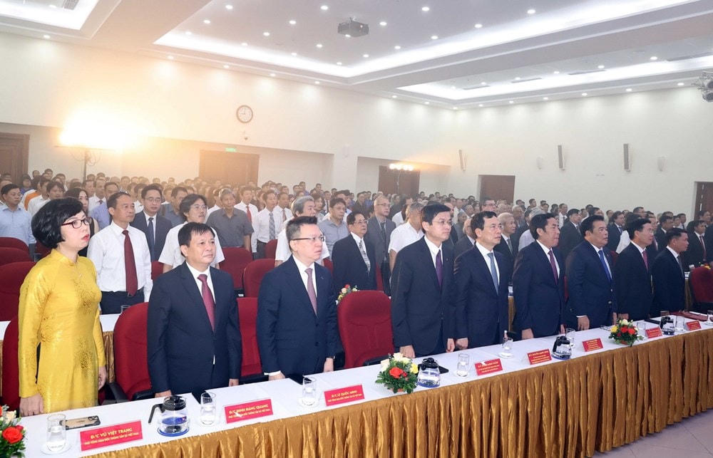 Đại biểu thực hiện nghi thức chào cờ. (Ảnh: Thống Nhất/TTXVN).