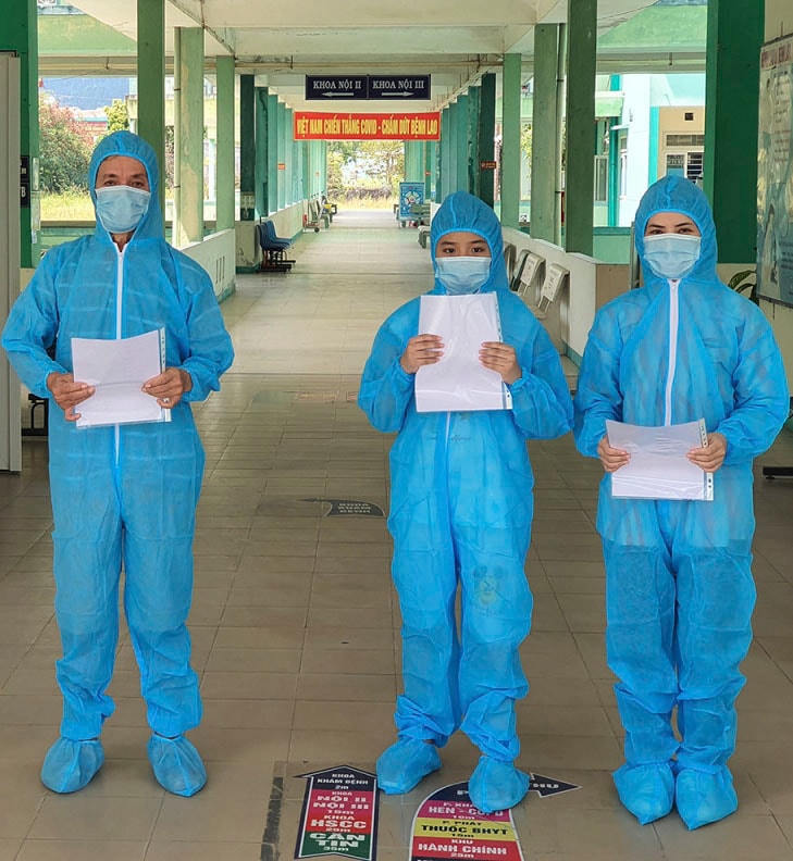 BN  3396, 3397, 3398, là thành viên của gia đình có 4 người mắc Covid-19, được Bệnh viện phổi công bố khỏi bệnh, cho xuất viện vào sáng 25/5. Nguồn ảnh, Bệnh viện phổi Đà Nẵng.