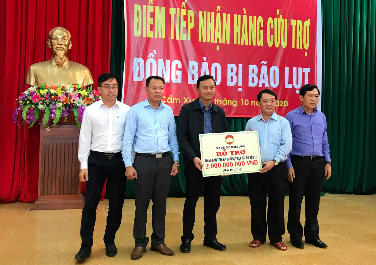 Dịp này, Phó Chủ tịch - Tổng Thư ký Hầu A Lềnh đã trao số tiền 2 tỷ đồng cho Hà Tĩnh từ Ban Cứu trợ Trung ương.