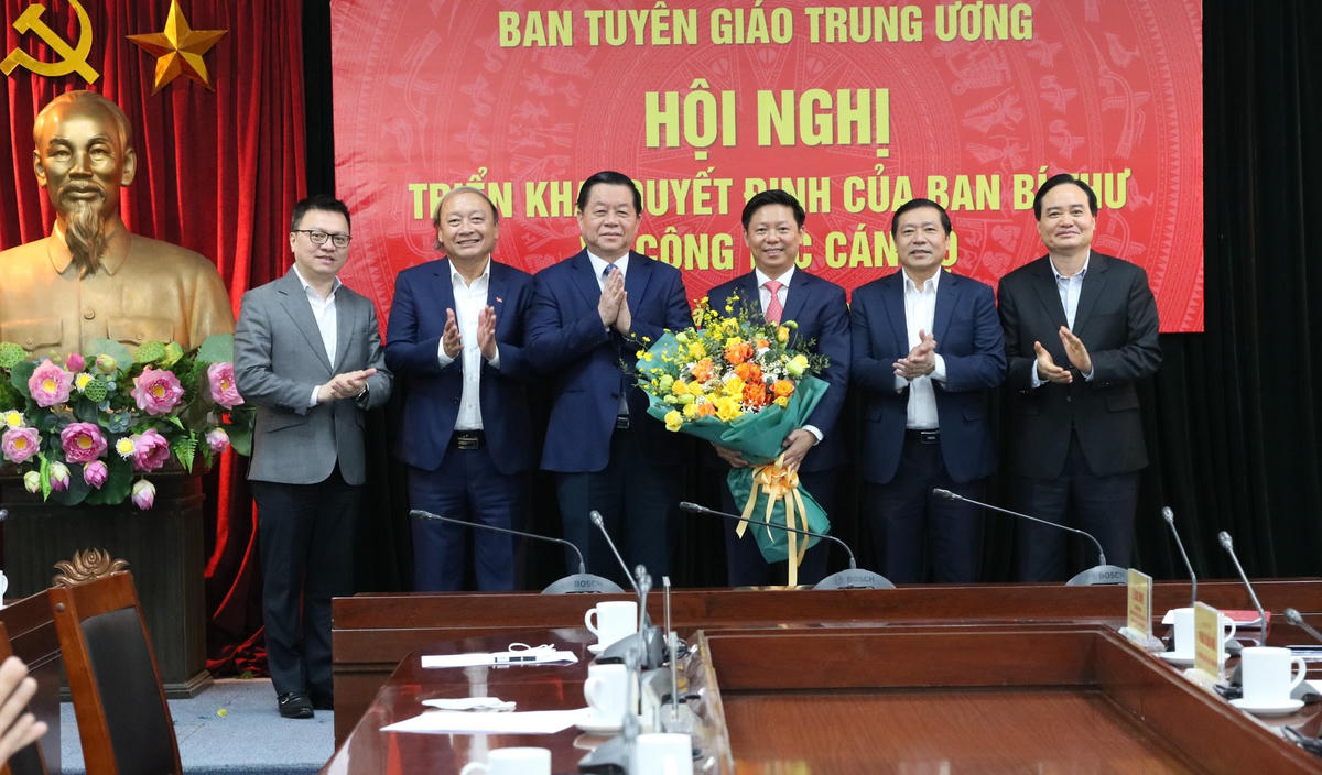 Ông Nguyễn Trọng Nghĩa, Trưởng ban Tuyên giáo Trung ương và tập thể lãnh đạo Ban chúc mừng ông Trần Thanh Lâm. (Ảnh: Tuyengiao.vn).