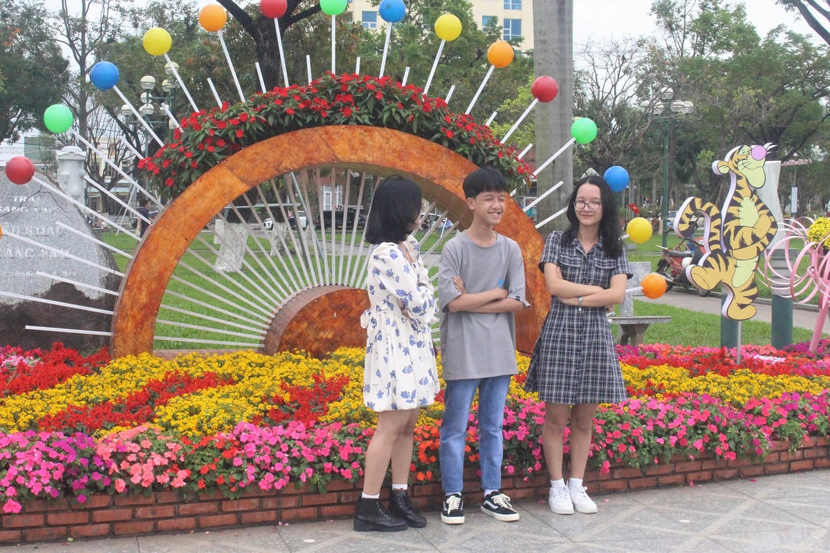 Những bạn trẻ vui vẻ nhân ngày đầu năm mới 2022.