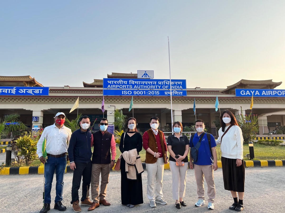 Bà Nguyễn Thị Thanh Xuân, Tham tán ĐSQ Việt Nam tại Ấn Độ (thứ tư từ trái sang) đón đoàn du khách tại Sân bay Gaya.