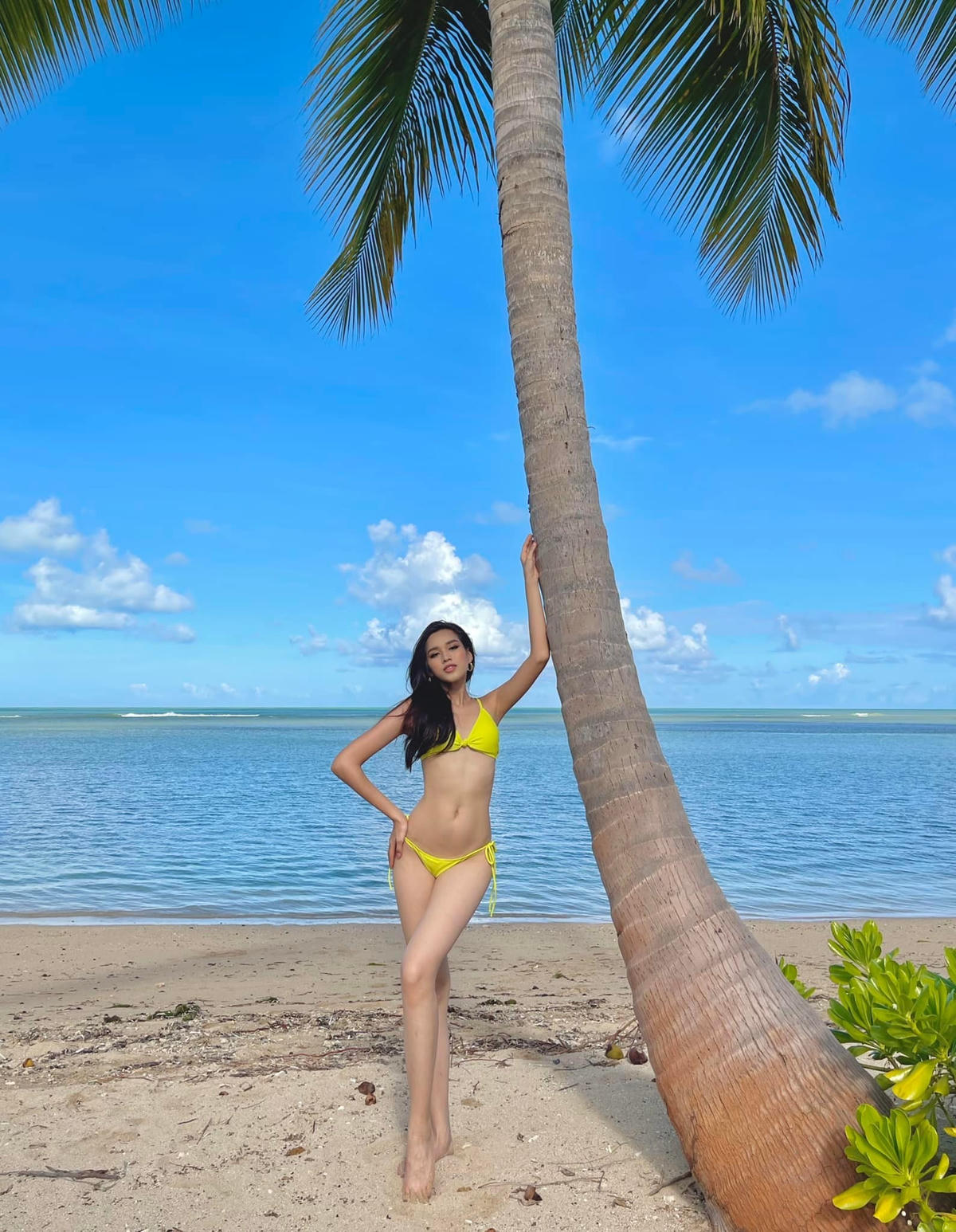 Đỗ Thị Hà chia sẻ: "Hà luôn muốn mặc những trang phục với màu sắc tươi sáng và rực rỡ khi đến với vùng đất Puerto Rico, cũng như luôn muốn mang năng lượng tích cực đến với mọi người mỗi ngày. Mọi người hãy tiếp tục ủng hộ và vote cho Hà nhé, yêu thương".