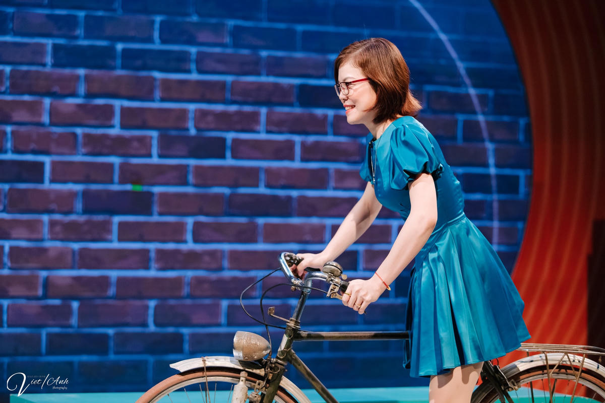 Bế Thị Băng đạp xe đạp xuất hiện trên sân khấu "Trạm yêu thương".