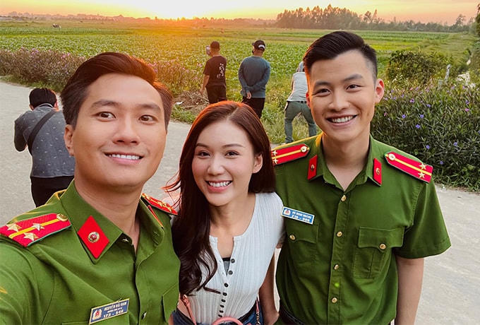 "Phố trong làng" là bộ phim kể về cuộc cuộc sống của những người dân ở xã Tân Xuân. 