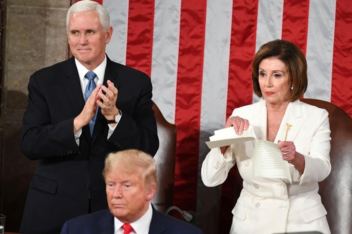 Chủ tịch Hạ viện Mỹ Nancy Pelosi xé bản sao thông điệp liên bang của Tổng thống Trump mà bà được phát trong lúc các nghị sĩ đứng lên vỗ tay khi nhà lãnh đạo Mỹ kết thúc bài phát biểu ngày 4/2. Ảnh: Getty Images.  