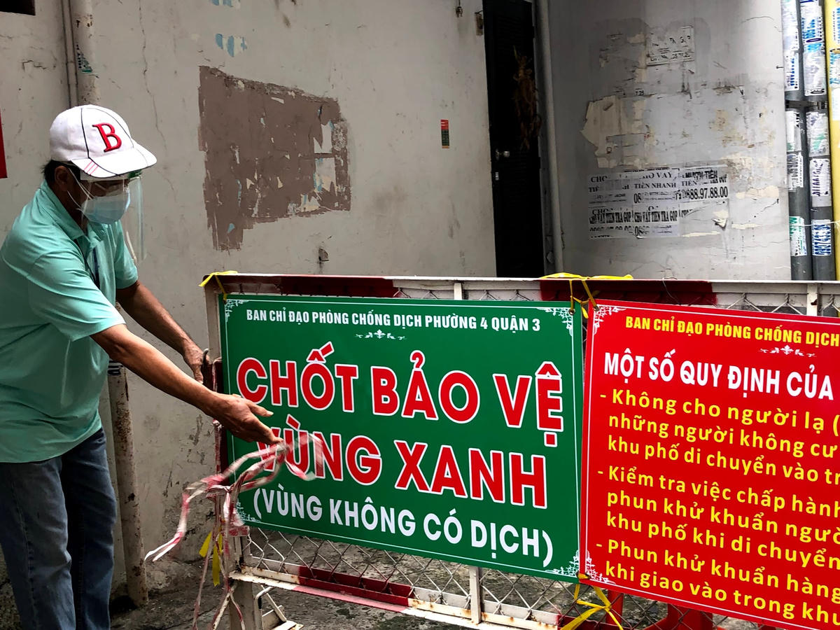 Một chốt chặn cố định ở uận 3 có người canh gác. Người dân di chuyển ra/vào đều phải có sự cho phép với quy định về giấy tờ, lý do...