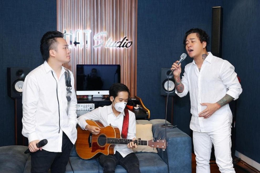Ca sĩ Tuấn Hưng và Tùng Dương tổ chức liveshow Online kêu gọi ủng hộ phòng, chống Covid-19.