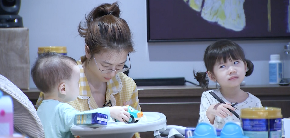 Con gái Justatee có biểu cảm răn đe em hết sức đáng yêu. 