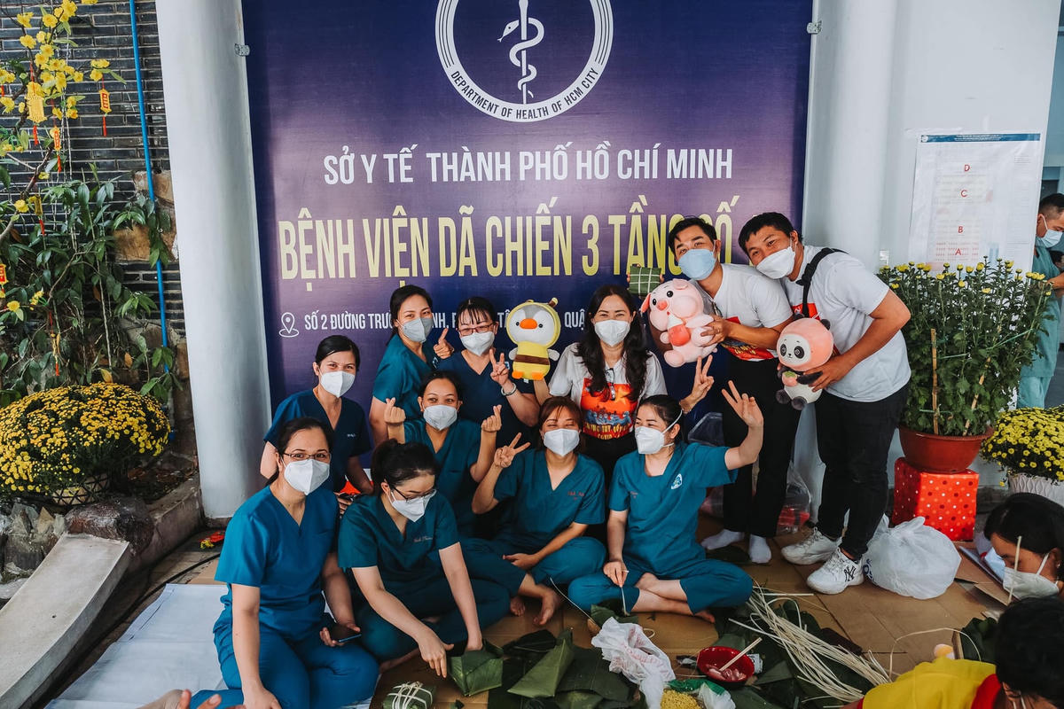 Dàn nghệ sĩ chụp hình lưu niệm cùng các y, bác sĩ nhân viên y tế (áo xanh).