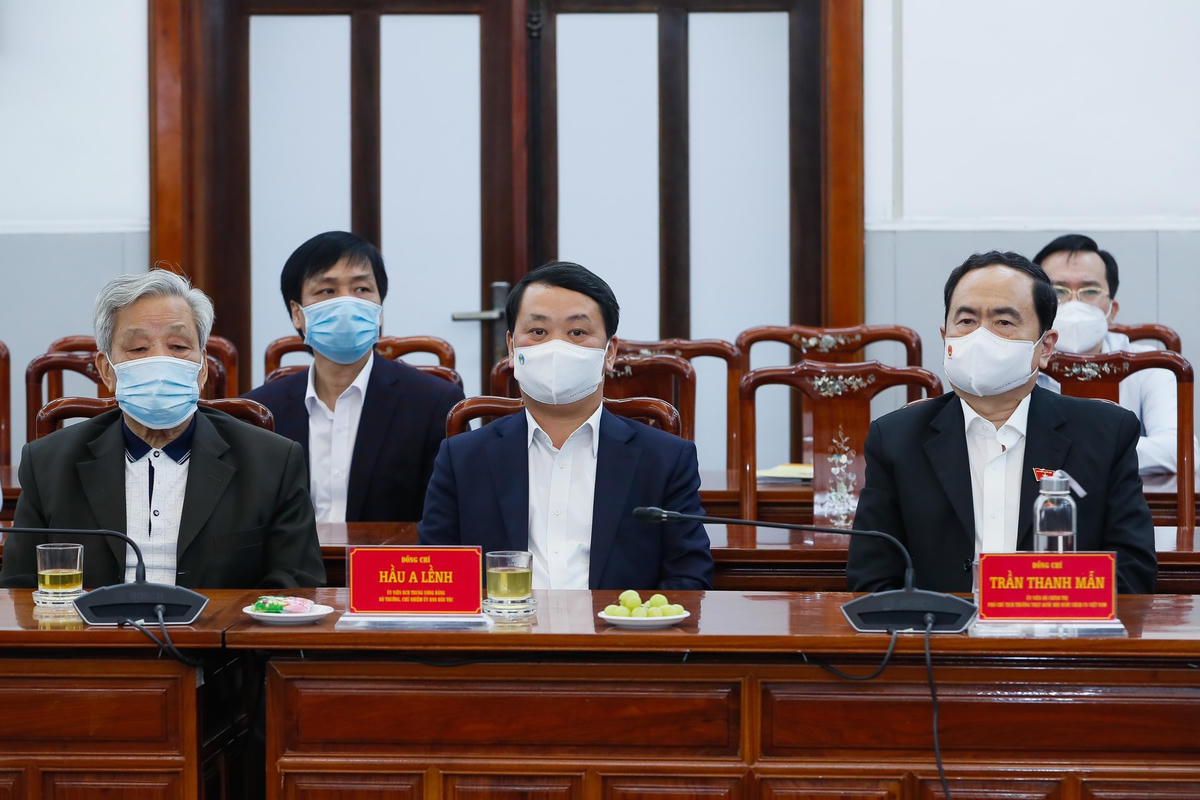 Phó Chủ tịch Thường trực Quốc hội Trần Thanh Mẫn, Bộ trưởng, Chủ nhiệm Ủy ban Dân tộc Hầu A Lềnh cùng các vị nguyên lãnh đạo UBTƯ MTTQ Việt Nam dự cuộc gặp mặt.